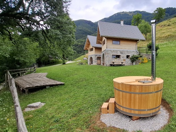 Lesena kad z ogrevanjem na drva, dvorišče Pri Križarju